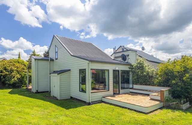 Cosy Ohakune retreat in park-like Turoa Alpine Village