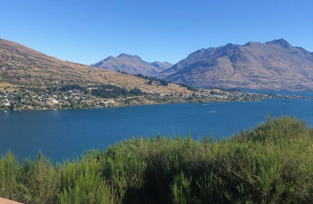 Cosy retreat with spectacular views of Lake Wakatipu and mountain ranges