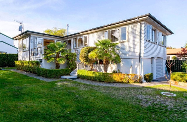 Cottage Lane - Central with Lake Views