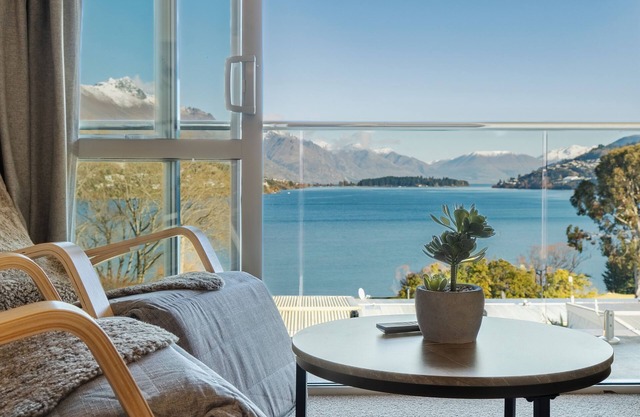 Couples Retreat With Million Dollar Lake Wakatipu Views