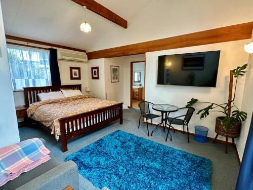 Cozy and quiet studio apartment with shared hot tub