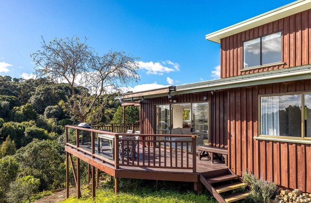 Enclosure Bay Views - Enclosure Bay Views is a modern 2 bedroom family home with 2 bathrooms located just a stones throw from the stunning swimming beach of Enclosure Bay. Enclosure Bay Views is a comfortable, family friendly and affordable holiday h