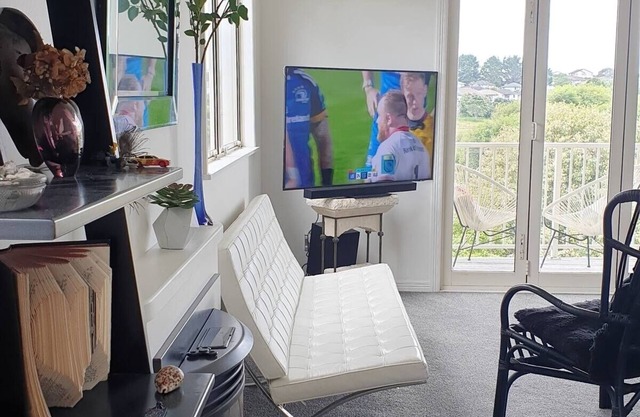 Entire House. Close to Schools. 3 Bedrooms