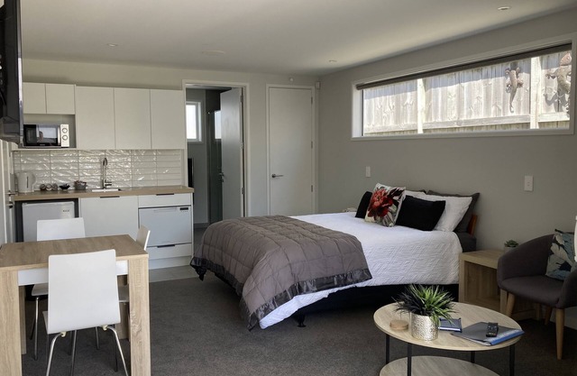 Executive Studio Retreat – 400m to the Beach