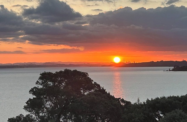 Family friendly Waiheke bach with beach access and views