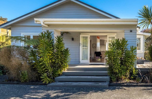 GRAPE SHED COTTAGE | Coast & Country | WINTER DEAL - Stay for 3, Pay for 2