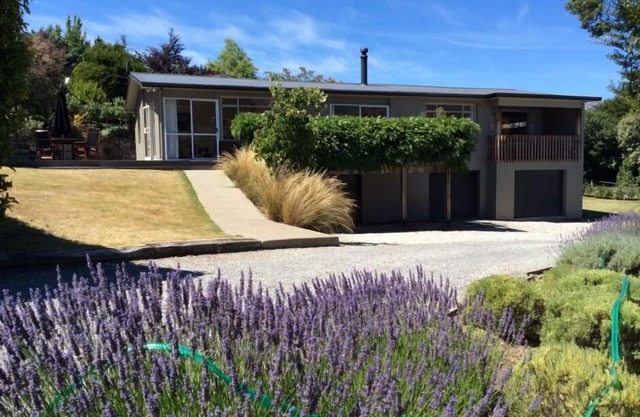 GREAT LOCATION NEAR EELY POINT. STUNNING MOUNTAIN VIEWS !