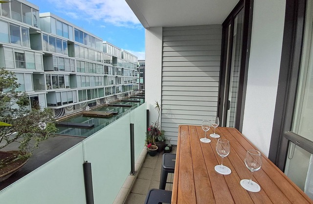 Great pool, central location + free carpark, e-scooter & free bikes available
