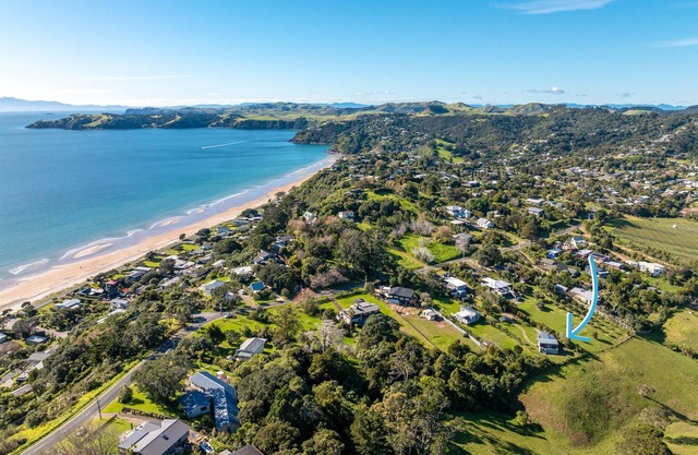 Harvest Cottage Onetangi - Peaceful 2-bedroom cottage with vineyard views and a paddock of grazing horses. 10-min walk to Onetangi Beach, close to top wineries and cafés. Two queen bedrooms, full kitchen, smart TV, heat pump, and sunny deck. Includes