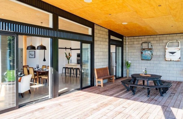 Heart of the Village - Modern, sunny home - walk to the village, markets, Bennetts, Dune and more