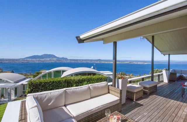 Heights Haven - Acacia Bay Holiday Home