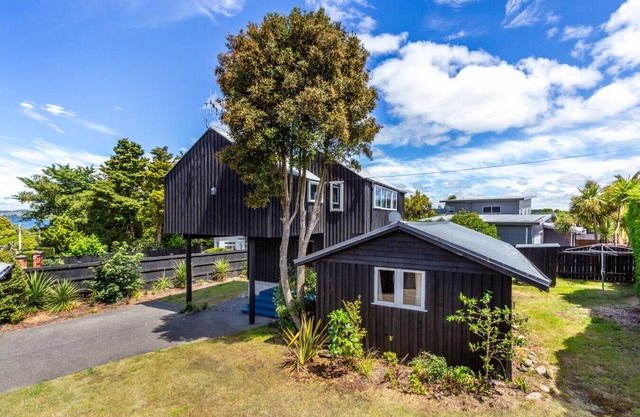 Henry Hill Cottage - The quintessential Kiwi bach