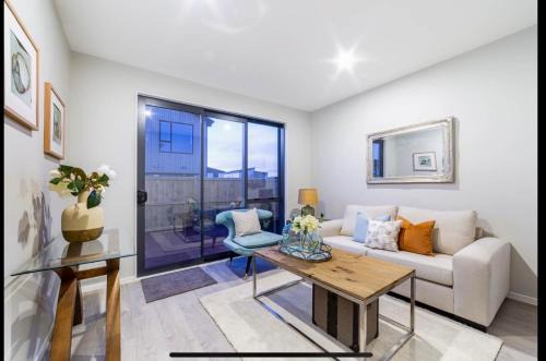 Hobsonville Scott point private entry flat offers the entire living room, bedroom and ensuite, parking available