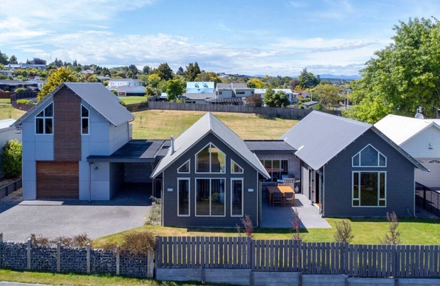 Huia Heights - New and Modern BnB