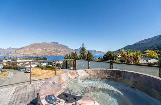 Iconic Queenstown Views, Hot Tub, Walk To Town