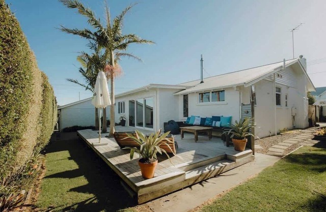 Karamu Korner: Charming Bungalow Retreat