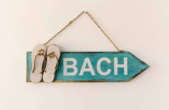 Kiwi-Style Beach Bach with Ocean Views Oakura