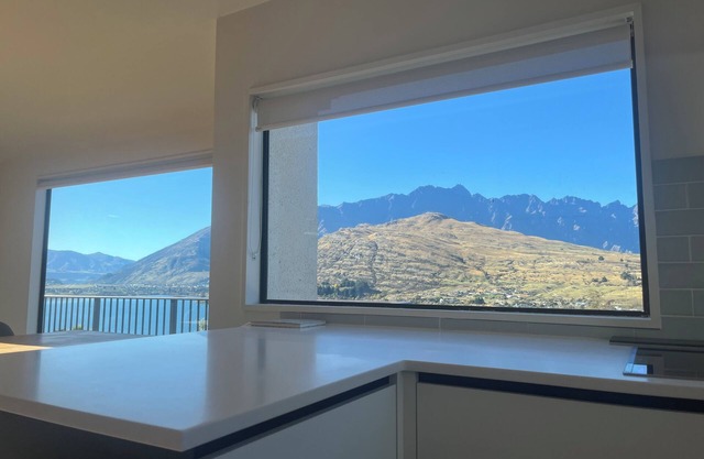 Lake and Mountain Views 3 Bedroom House Close to town and Airport