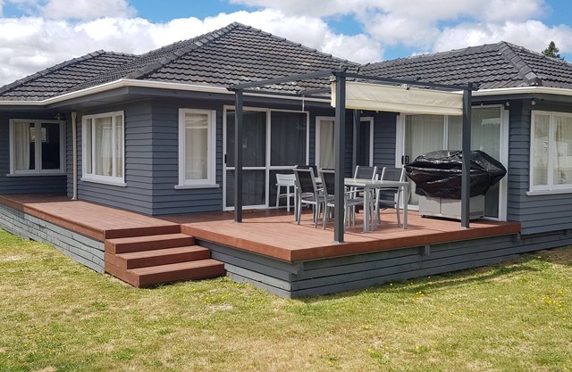 Lake Maraetai Bungalow - Family & Pet friendly