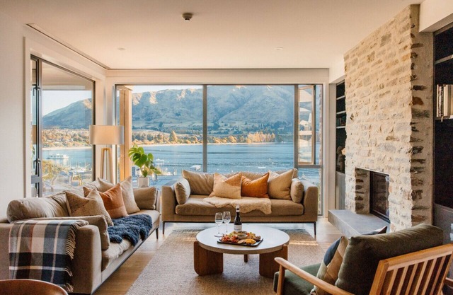 Lakefront apartment | Walking distance to town | Pool | Spa | Gym