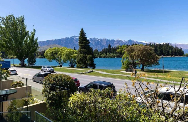 Lakeside Gem | Absolute Waterfront