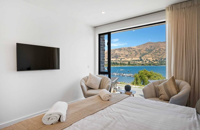 Lakeside Luxury Studio Apartment