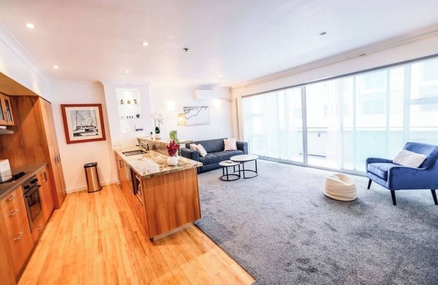 Large 2br apt in Viaduct Harbor with a sea view