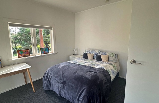 Large home in Raumati Beach ideal for groups or family gatherings.