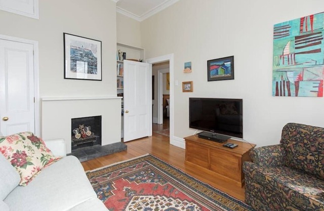 Large Spacious family home,close Devonport& Beachs