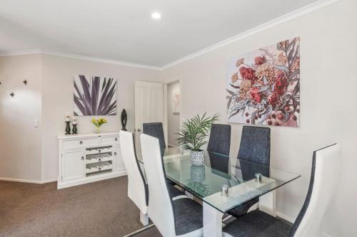 Logan House, Stylish Getaway With BBQ and Yard