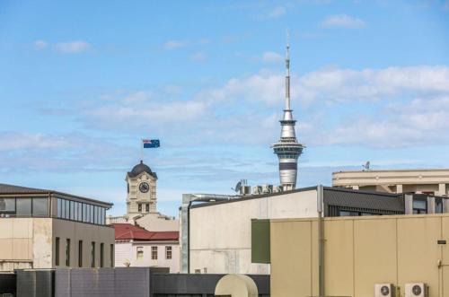 Lovely apartment with skytower views and car park