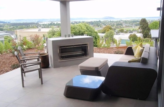Luxury Rotorua Executive Home with Lake Views: Relax, Unwind, and Enjoy
