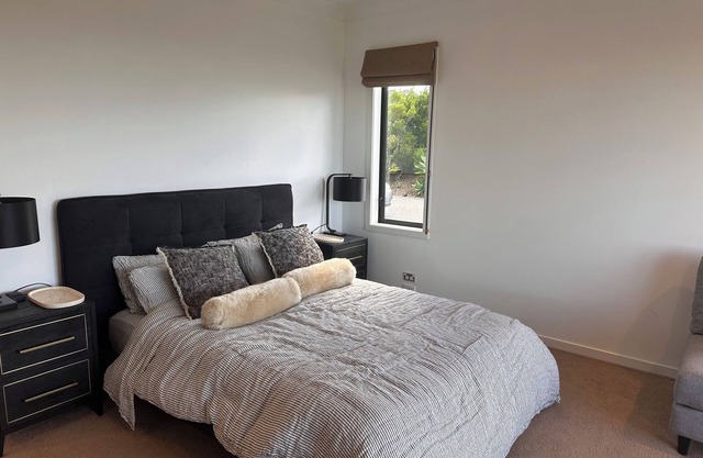 Luxury Studio with STUNNING Views across the Bay - Great Location… Check it out!