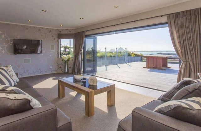 Luxury Waterfront Escape in New Plymouth