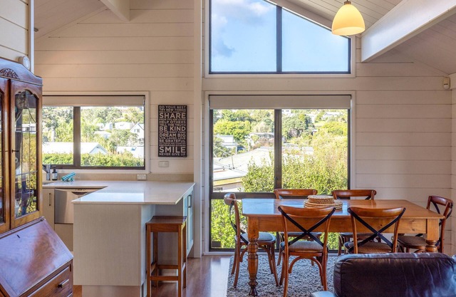 Matai Cottage - Matai Cottage is a charming two-bedroom retreat that offers sweeping ocean views and relaxed, contemporary comfort. Perfect for couples, families, or small groups, the cottage blends the feel of a classic Waiheke getaway with modern c