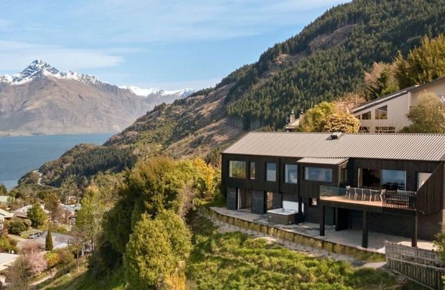Mizumi Villa by MajorDomo - Lake Views and Spa Pool