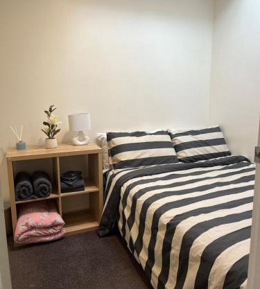 MKM Central QT Room - Shared Two-bedroom Apartment with Host Couple