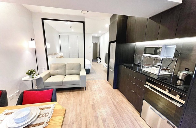 Modern apartment in the city centre, Queen Street, Auckland, with Sky Tower view