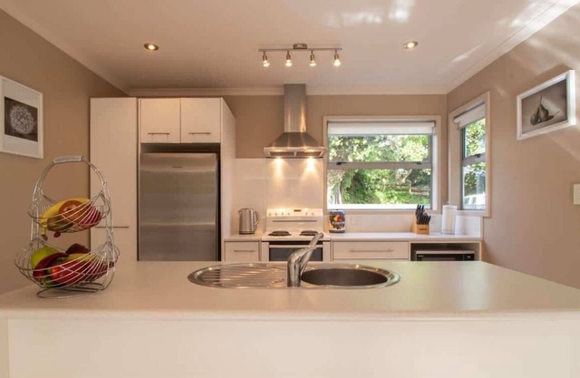 Modern Townhouse Near New Plymouth Attractions