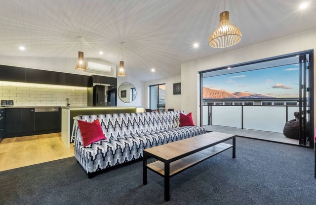 Mountain Views On Queenstown Hill With Hot Tub!