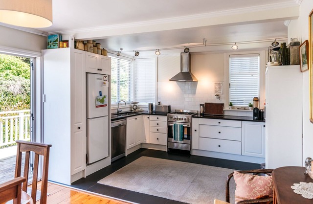 Mrs Jones Holiday Cottage - Waiheke Holiday Home