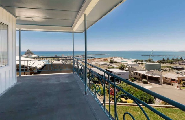 Ngamotu Vista: Panoramic Sea and City Views