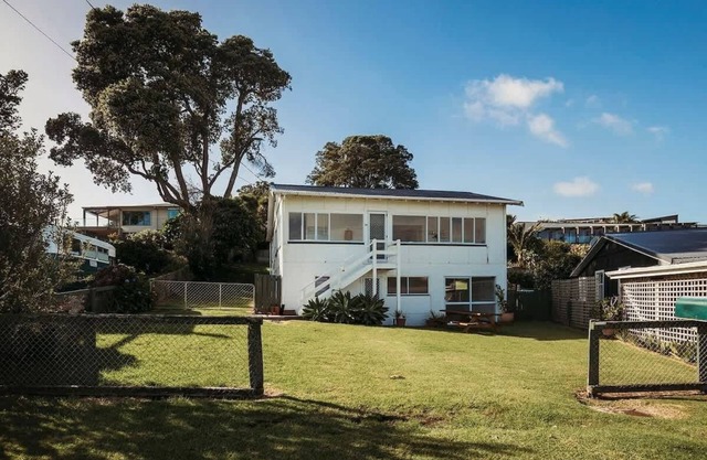 Oakura Beach Family Bach Retreat