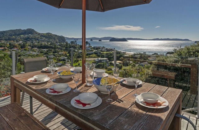 PANORAMA IN HAHEI - HAHEI HOLIDAY HOME, family friendly in Hahei