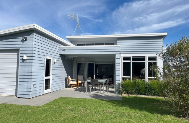 Peaceful family retreat at Waihi Beach