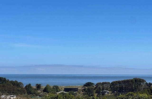 Perched on a peaceful ridge above the Tasman Sea, Sola Ridge offers a modern yet cozy retreat with breathtaking views.