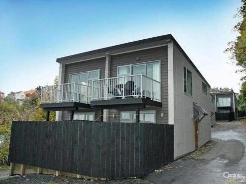 Quiet Central Dunedin Apartment & covered parking
