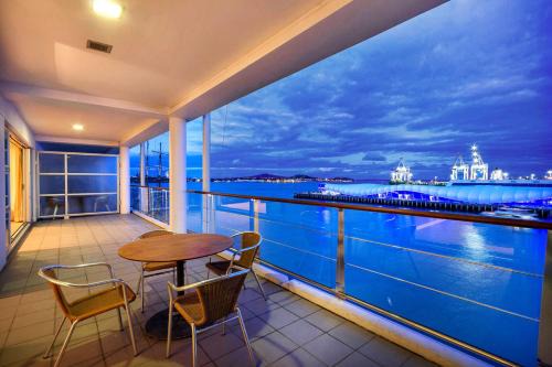 QV Stays Absolute Waterfront Stunner