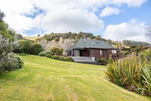 Relaxed Kiwi Bach Over Akaroa Harbour - Port Watch