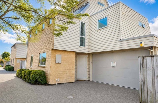 Riccarton 5BR, 400m to Westfield Mall - free parking